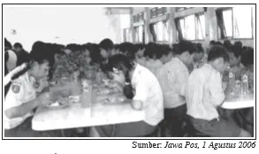 Pada jam istirahat para siswa makan dan minum di kantin sekolah.