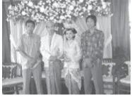Pakaian pesta adalah contoh kebutuhan sekunder.