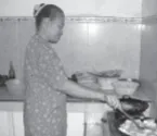 Kegiatan ibu rumah tangga seperti memasak untuk keluarga tidak masuk dalam perhitungan pendapatan nasional.