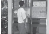 Di ATM, nasabah bisa menarik uang sekaligus melakukan transfer dana.