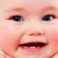 Kenali Proses Bayi Tumbuh Gigi, Gejala Dan Penanganannya