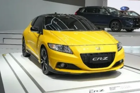 City Driving Redefined Manuver Lincah Dan Efisiensi Honda CR Z