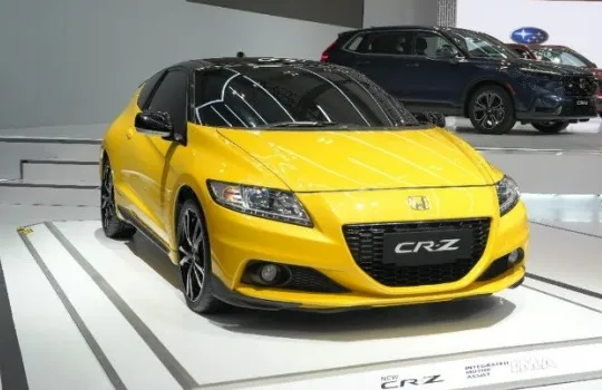City Driving Redefined Manuver Lincah Dan Efisiensi Honda CR Z