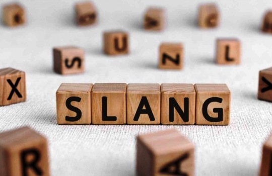 Bukan Hanya Iseng, Ini Manfaat dan Peran Bahasa Slang dalam Komunikasi