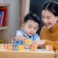 Tips Mengasuh Anak Hiperaktif Yang Perlu Moms Pahami