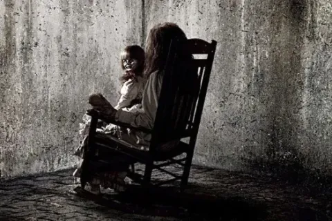 Bagaimana The Conjuring Universe Saling Terhubung Dan Membangun Dunia Horor Yang Mencekam