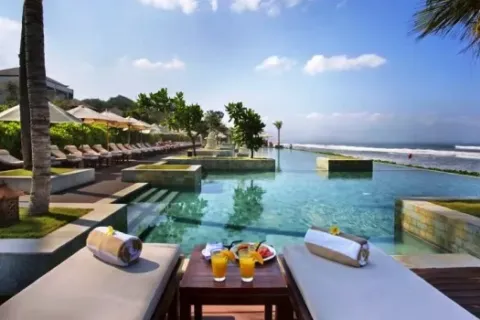 The Seminyak Beach Resort & Spa, Liburan Mewah Di Tepi Pantai Dengan Pemandangan Sunset Yang Bikin Jatuh Cinta