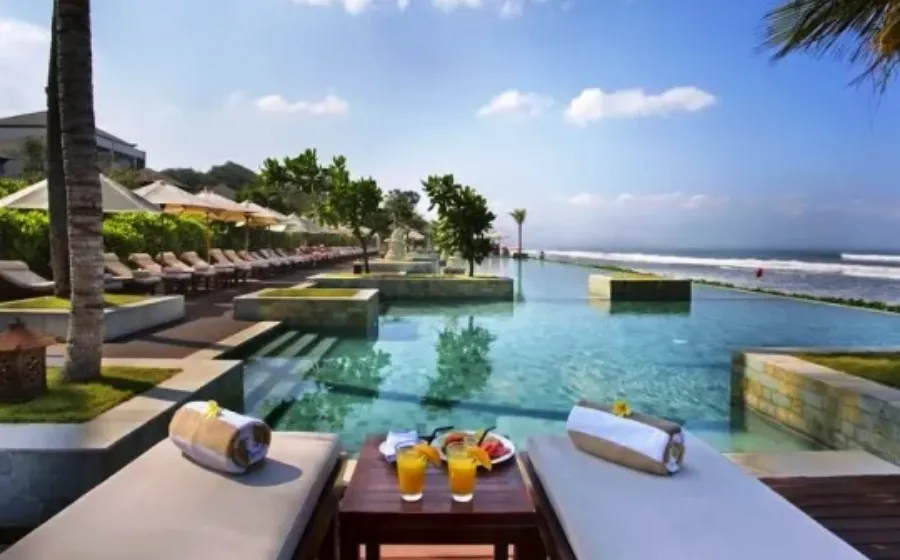 The Seminyak Beach Resort & Spa, Liburan Mewah Di Tepi Pantai Dengan Pemandangan Sunset Yang Bikin Jatuh Cinta