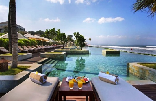 The Seminyak Beach Resort & Spa, Liburan Mewah di Tepi Pantai dengan Pemandangan Sunset yang Bikin Jatuh Cinta