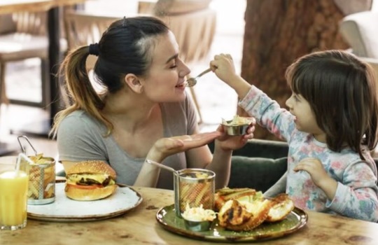Tips Memilih Restoran Ramah Anak Agar Makan di Luar Jadi Nyaman Tanpa Drama