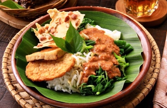 Rekomendasi Warung Nasi Pecel Legendaris di Madiun yang Bisa Kamu Coba