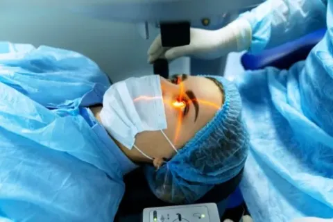 Manfaat Dan Risiko LASIK Yang Perlu Anda Ketahui