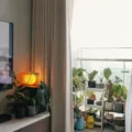 Cara menata ruang keluarga aesthetic dengan sofa empuk dan karpet hangat di rumah minimalis
