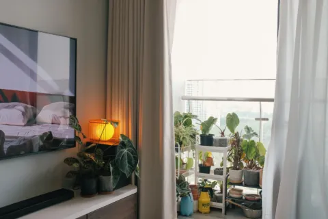 Cara menata ruang keluarga aesthetic dengan sofa empuk dan karpet hangat di rumah minimalis
