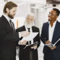 Tim profesional sedang menyusun cara mengelola bisnis dan strategi keuangan di kantor