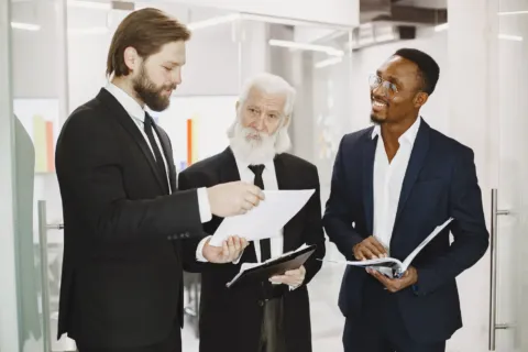 Tim profesional sedang menyusun cara mengelola bisnis dan strategi keuangan di kantor