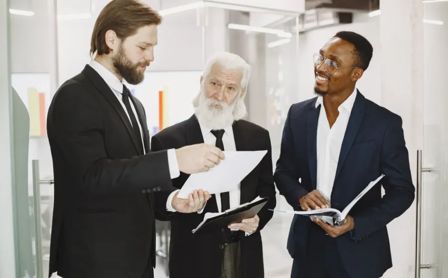 Tim profesional sedang menyusun cara mengelola bisnis dan strategi keuangan di kantor