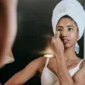 Cara merawat kulit sensitif dengan mengaplikasikan pelembab wajah secara lembut