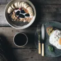 Pilihan makanan sehat untuk sarapan berupa oatmeal dan buah segar