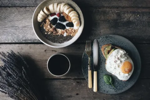 Pilihan makanan sehat untuk sarapan berupa oatmeal dan buah segar