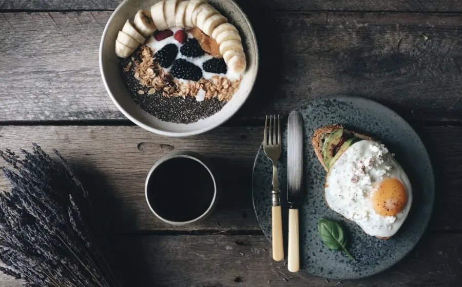 Pilihan makanan sehat untuk sarapan berupa oatmeal dan buah segar