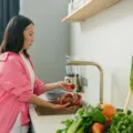 Piring makanan sehat harian berisi sayuran segar dan protein tinggi