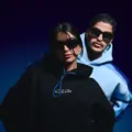 Ilustrasi tips memilih hoodie keren dengan bahan dan potongan pas