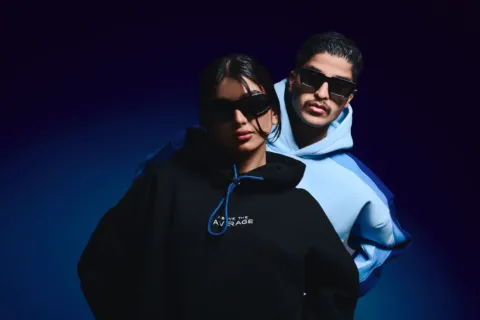 Ilustrasi tips memilih hoodie keren dengan bahan dan potongan pas