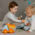 Tips mengajarkan anak berbagi mainan saat bermain bersama teman sebayanya