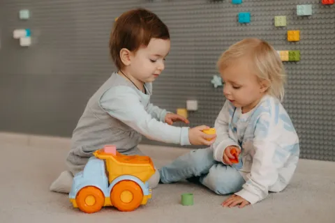 Tips mengajarkan anak berbagi mainan saat bermain bersama teman sebayanya