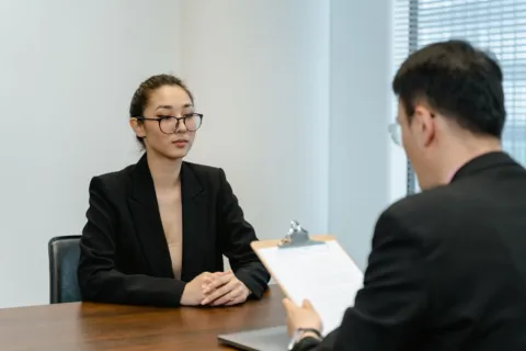 Pilihan pakaian untuk wawancara kerja yang rapi dan profesional dengan paduan kemeja serta blazer gelap