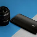 Seseorang sedang memotret pemandangan menggunakan smartphone untuk fotografi berlayar lebar