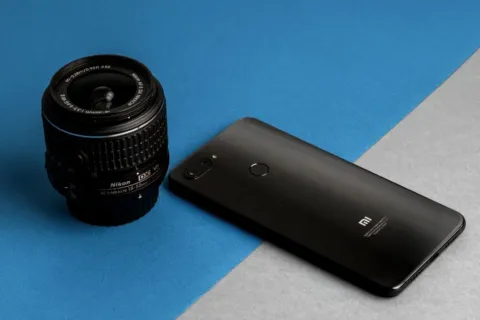 Seseorang sedang memotret pemandangan menggunakan smartphone untuk fotografi berlayar lebar