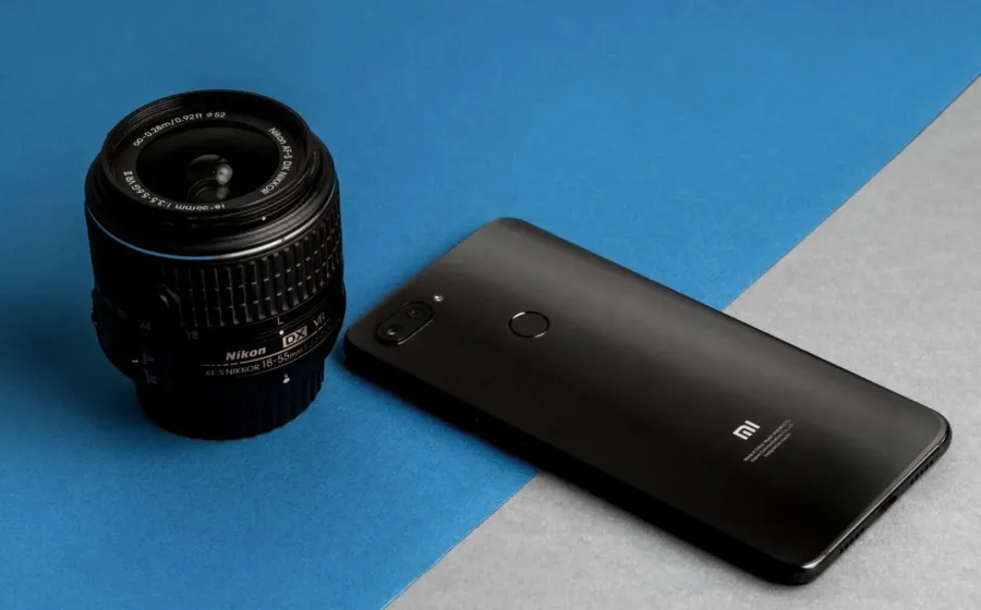 Seseorang sedang memotret pemandangan menggunakan smartphone untuk fotografi berlayar lebar