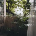 Cara menata balkon rumah minimalis dengan tanaman hias dan furnitur outdoor aesthetic