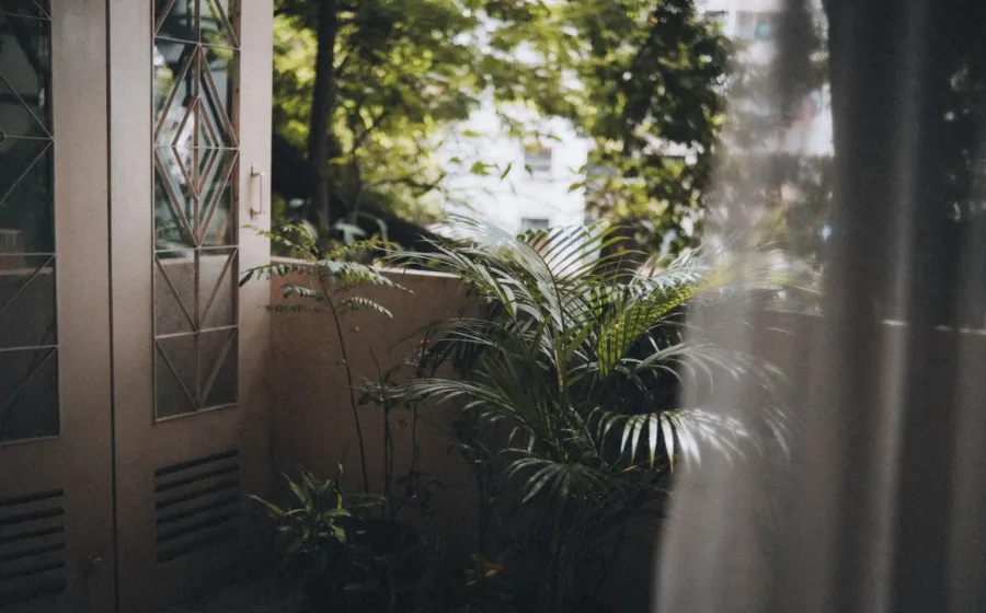 Cara menata balkon rumah minimalis dengan tanaman hias dan furnitur outdoor aesthetic