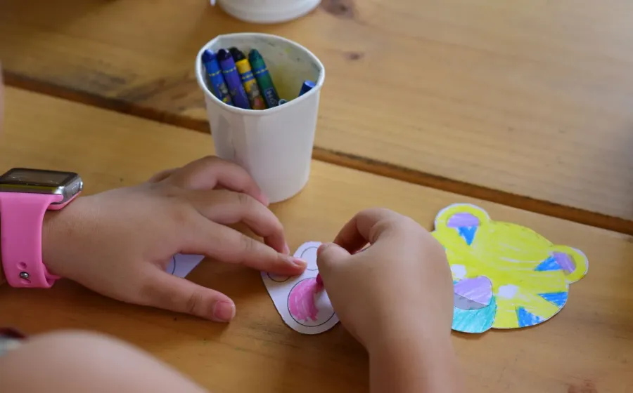 Seorang anak perempuan sedang asyik menggambar di lantai untuk mengatasi anak bosan di rumah