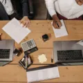 Ilustrasi cara meningkatkan produktivitas bisnis melalui kerja sama tim di kantor modern