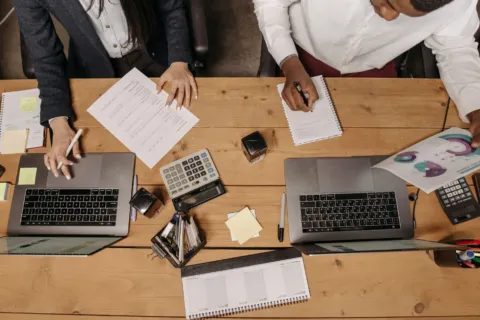 Ilustrasi cara meningkatkan produktivitas bisnis melalui kerja sama tim di kantor modern