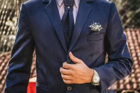 Memilih pakaian untuk acara formal berupa setelan jas rapi untuk pria dan gaun anggun untuk wanita.