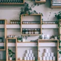 Tips memilih rak penyimpanan kayu dan besi minimalis untuk ruang tamu rumah