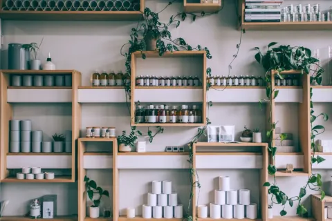 Tips memilih rak penyimpanan kayu dan besi minimalis untuk ruang tamu rumah