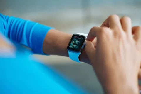 Ilustrasi tips memilih smartwatch terbaik untuk mendukung aktivitas harian dan pemantauan kesehatan