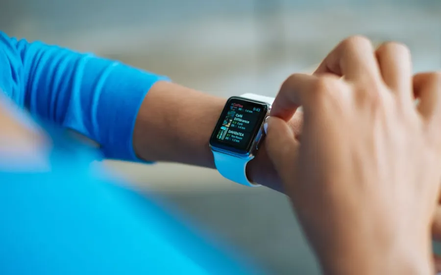 Ilustrasi tips memilih smartwatch terbaik untuk mendukung aktivitas harian dan pemantauan kesehatan