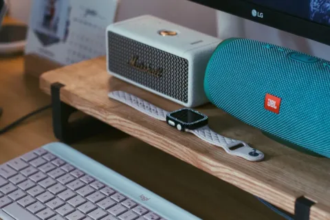 Ilustrasi tips memilih speaker terbaik untuk mendengarkan musik dan audio rumah