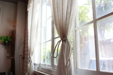 Tips memilih tirai rumah yang estetik dan elegan untuk hiasan ruang tamu modern