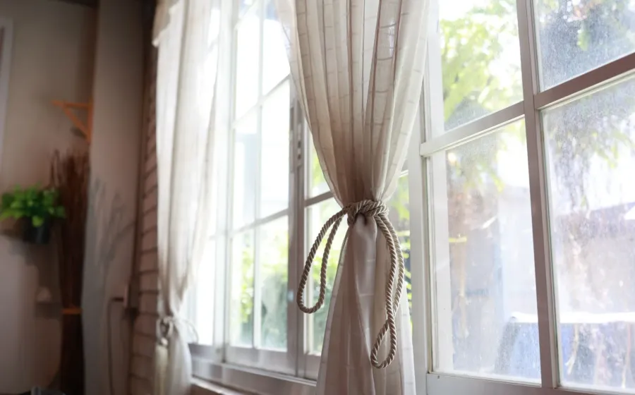 Tips memilih tirai rumah yang estetik dan elegan untuk hiasan ruang tamu modern