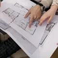Sketsa denah dan cara memilih desain rumah fungsional di atas meja kerja