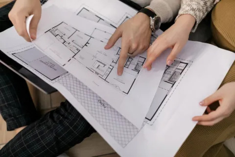 Sketsa denah dan cara memilih desain rumah fungsional di atas meja kerja