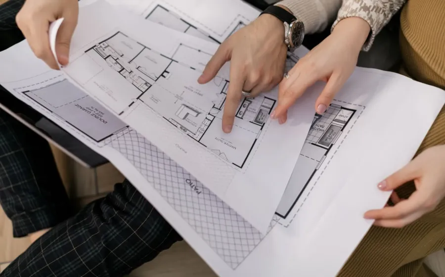 Sketsa denah dan cara memilih desain rumah fungsional di atas meja kerja